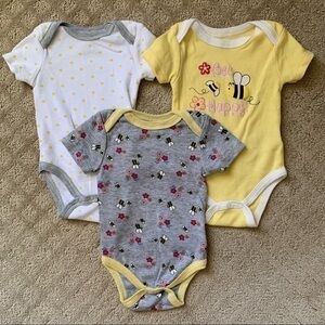 NFS. Quiltex bundle of 3 yellow and gray bee themed onesies size 6-9 months